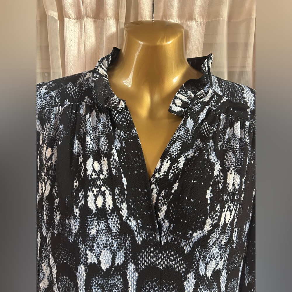 Beautiful blouse - Picture 2 of 8